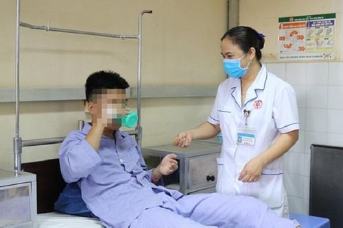 Bé trai 14 tuổi chấn thương niệu đạo do bị bạn học đặt bút dưới ghế