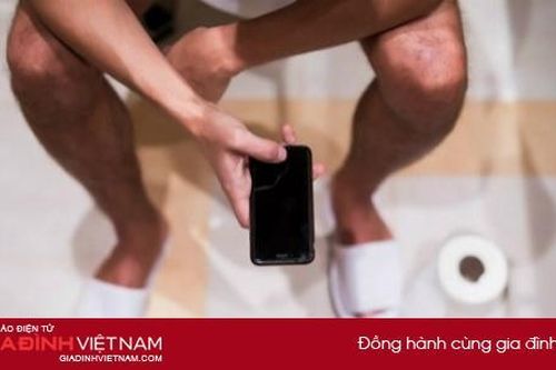 Vì sao không nên sử dụng điện thoại trong nhà vệ sinh?