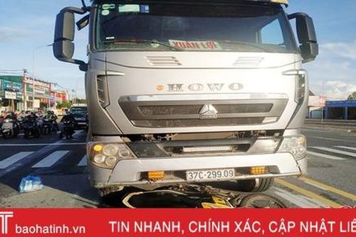 Dừng đèn đỏ ở TX Kỳ Anh, 1 thanh niên bị xe 'hổ vồ' kéo lê hàng chục mét