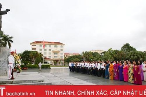 Đoàn đại biểu dự Đại hội Thi đua yêu nước tỉnh Hà Tĩnh báo công với Bác Hồ