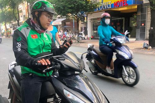 Những tài xế chạy xe công nghệ dốc sạch túi giúp khách hàng