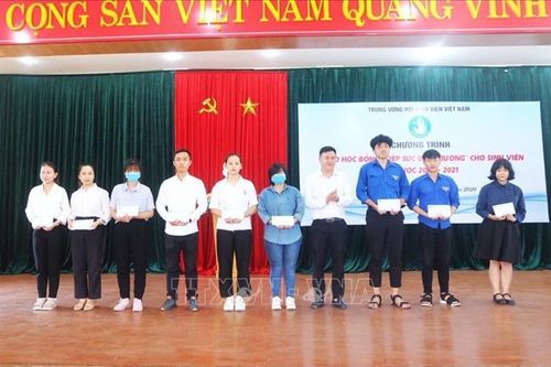 Tiếp sức cho sinh viên có hoàn cảnh khó khăn đến trường