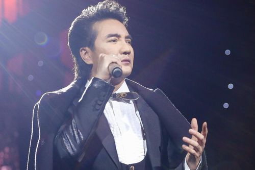 Đàm Vĩnh Hưng: 'Con gái thích tôi nhiều nhưng con trai mê tôi cũng chẳng ít'