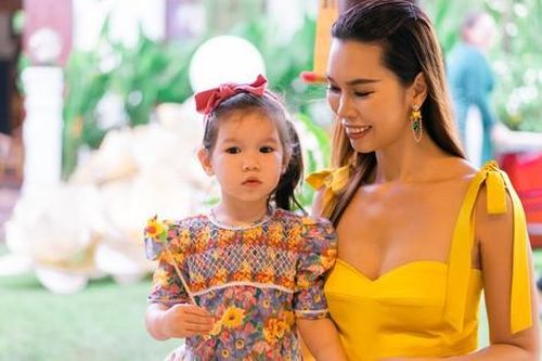 Con gái 2 tuổi của siêu mẫu Hà Anh diện áo dài như 'quý cô'