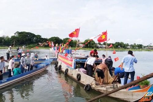 Thả hơn 284.500 con cá xuống Búng Bình Thiên