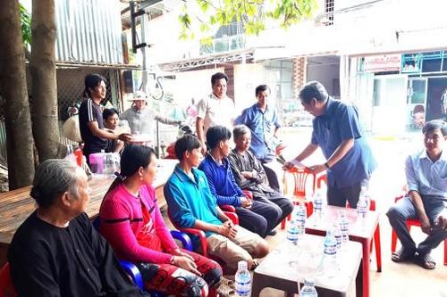 Hỗ trợ các hộ dân bị sạt lở tại xã Phú Hữu