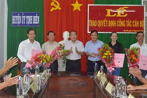 Tịnh Biên trao quyết định công tác cán bộ