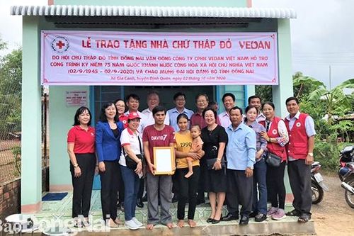 Bàn giao Nhà Chữ thập đỏ cho hộ nghèo ở huyện Định Quán