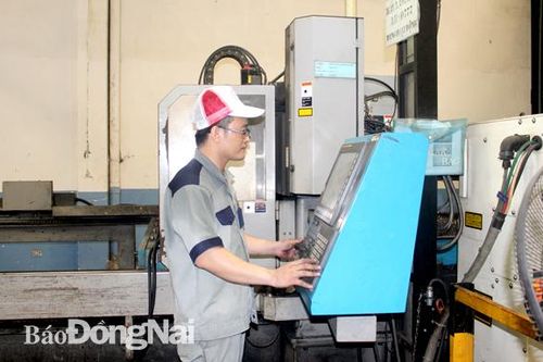 Để công nhân làm chủ sản xuất bằng công nghệ hiện đại