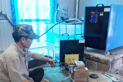 Đak Pơ hỗ trợ máy nung cao tần cho hộ kinh doanh nghề rèn