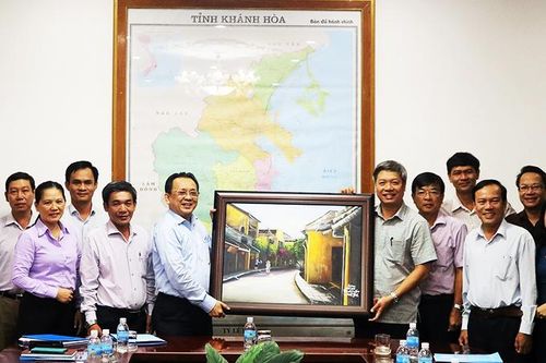 Đoàn công tác tỉnh Quảng Nam trao đổi, học tập kinh nghiệm về nuôi chim yến