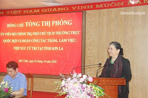 Đồng chí Tòng Thị Phóng, Ủy viên Bộ Chính trị, Phó Chủ tịch Thường trực Quốc hội tiếp xúc cử tri tại huyện Mộc Châu