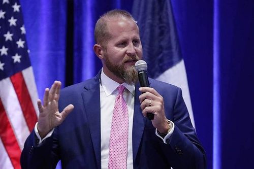 Cố vấn ông Trump rút lui