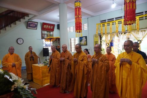 Báo Giác Ngộ viếng tang HT.Thích Giải Thiện