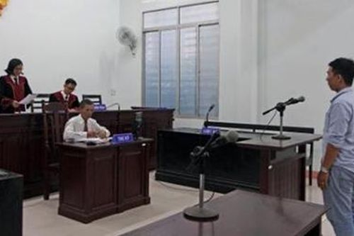 2 tài xế đi tù vì chống người thi hành công vụ