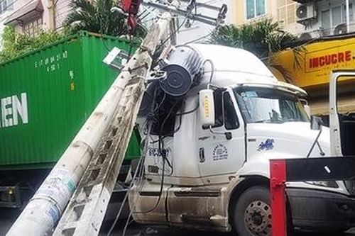 Xe đầu kéo kéo gãy hàng loạt trụ điện