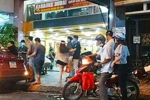 Thu thêm súng, áo chống đạn của 2 nhóm hỗn chiến trước quán karaoke