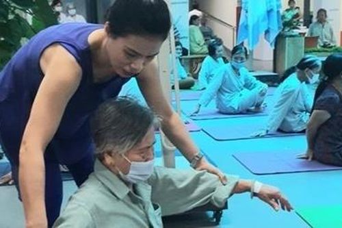 Bệnh viện tổ chức Câu lạc bộ Yoga miễn phí cho người bệnh cao tuổi