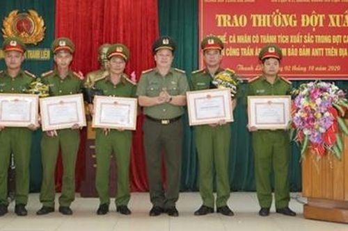 Trao thưởng cho tập thể, cá nhân có thành tích xuất sắc trong cao điểm tấn công trấn áp tội phạm