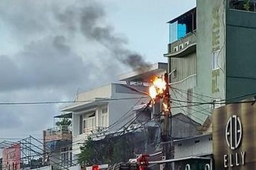 Cháy trụ điện nằm sát cửa hàng, nhiều người hoảng loạn tháo chạy