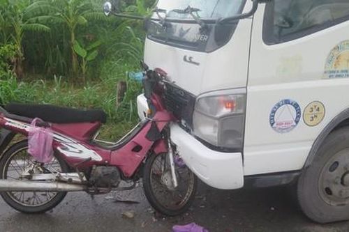 Xe máy găm vào đầu xe tải, 2 vợ chồng tử vong