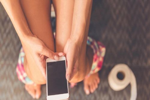 Dùng điện thoại khi đi vệ sinh: Nguy cơ nhiễm khuẩn, dễ mắc bệnh trĩ