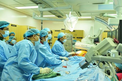 Giải thoát cụ ông 80 tuổi khỏi cơn đau tìm nhờ kỹ thuật hiện đại nhất thế giới