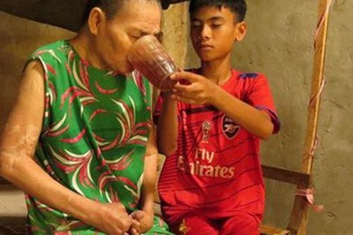 Xót thương cậu bé từ lúc 6 tuổi đã một mình chăm bà bệnh tật