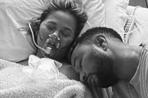 Vợ chồng John Legend đau đớn chia sẻ chuyện thiên thần nhỏ qua đời ngay trong bụng mẹ, câu chuyện khiến ai cũng xót xa