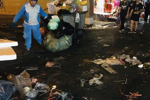 Sau những bức ảnh lung linh 'cúng Phây' đêm Trung thu Hà Nội là ngập ngụa rác