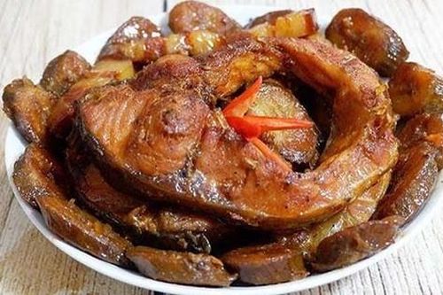 Cá kho không đã ngon nhưng khi cho thêm thứ quả đượm hồn quê này vào lại càng đưa cơm, của ngon vật lạ không thể sánh lại