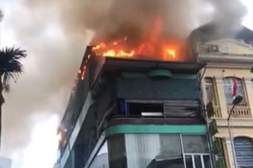 Tá hỏa vì cháy khu bếp tầng 5 của nhà hàng hải sản