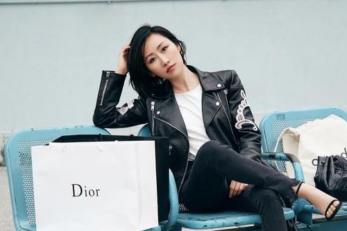 Nữ blogger thời trang bán 100 chiếc ôtô trong 5 phút