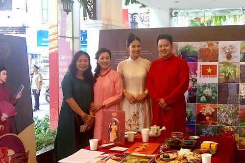 Triển lãm tranh 'Những sắc hoa Hà Nội' và 'Quốc hoa các nước ASEAN' tại Hà Nội