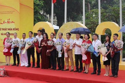 Người dân Thủ đô mãn nhãn với những màn trình diễn múa rồng ngoạn mục