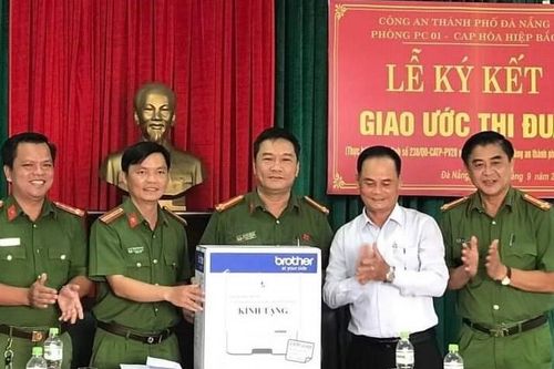 Văn phòng Cơ quan CSĐT CATP và CAP Hòa Hiệp Bắc ký kết giao ước thi đua