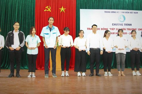 Trao 20 suất học bổng cho tân sinh viên khó khăn