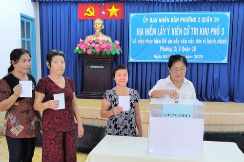 Cử tri bỏ phiếu cho ý kiến về sáp nhập đơn vị hành chính tại TPHCM