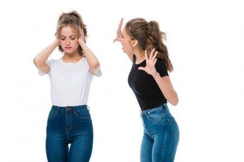 Em dâu 'giả câm giả điếc' vì chị chồng tai quái