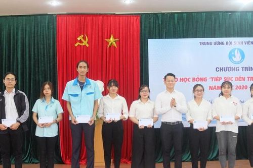 Trao tặng 20 suất học bổng 'Tiếp sức đến trường' cho sinh viên có hoàn cảnh khó khăn