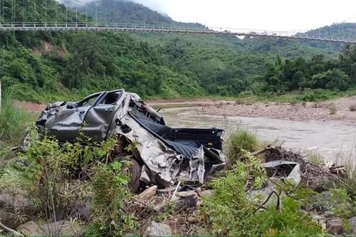 Xe bán tải mất lái rơi xuống vực sâu 30m, 3 thầy cô thương vong