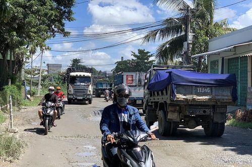 Đường chưa xong vì… thiếu đất cải táng