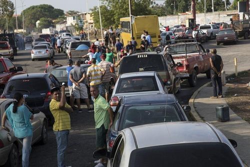 Venezuela áp dụng chính sách bán xăng dầu theo biển số xe