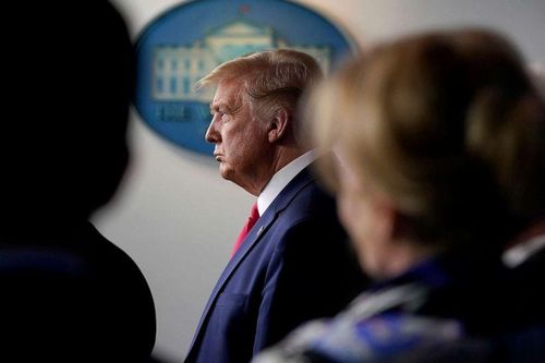 Một số quan chức thân cận với Tổng thống Trump dương tính với COVID-19