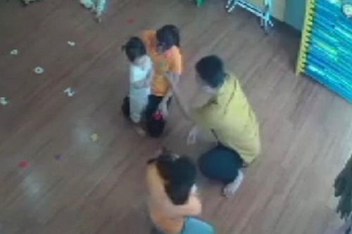 Truy tìm người đàn ông đánh bé gái 2 tuổi ở trường mầm non