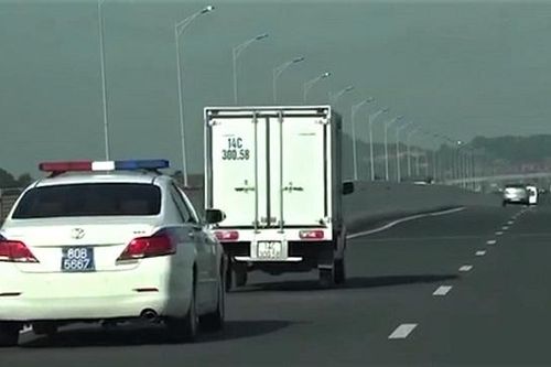 Không nhường đường cho xe ưu tiên hai tài xế bị phạt tiền, tước GPLX