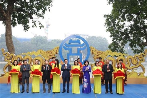 Triển lãm 'Hà Nội: Những dấu son lịch sử' tại khu vực hồ Hoàn Kiếm