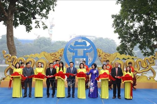 Bí thư Thành ủy Hà Nội cắt băng khai mạc triển lãm 'Hà Nội: Những dấu son lịch sử'