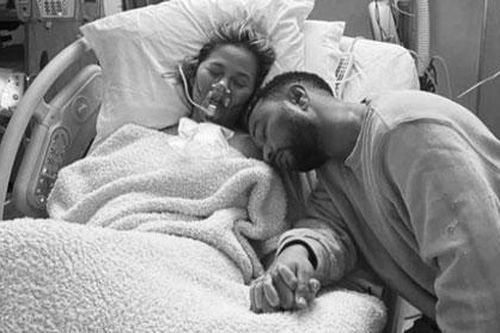 Chrissy Teigen đau đớn tiết lộ đã sảy thai