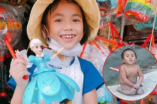 'Em bé Mường Lát' giờ đã cao lớn và xinh xắn, vui vẻ đón Tết Trung thu